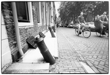 406293 Afbeelding van oude kanonslopen op de stoep van de Nieuwegracht te Utrecht, bij wijze van anti-parkeerpaaltjes.